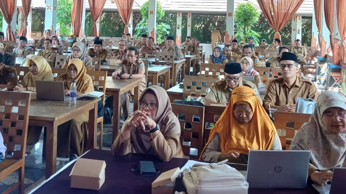 RAPAT KOORDINASI: Dikbud Lobar perkuat penanganan ATS melalui rapat koordinasi yang melibatkan pengawas sekolah, kepala sekolah, dan sejumlah pemangku kepentingan pendidikan di Restoran Ujung Landasan, Gerung, Senin (15/6) lalu. Dikbud Lobar perkuat penanganan ATS, validasi data jadi prioritas.