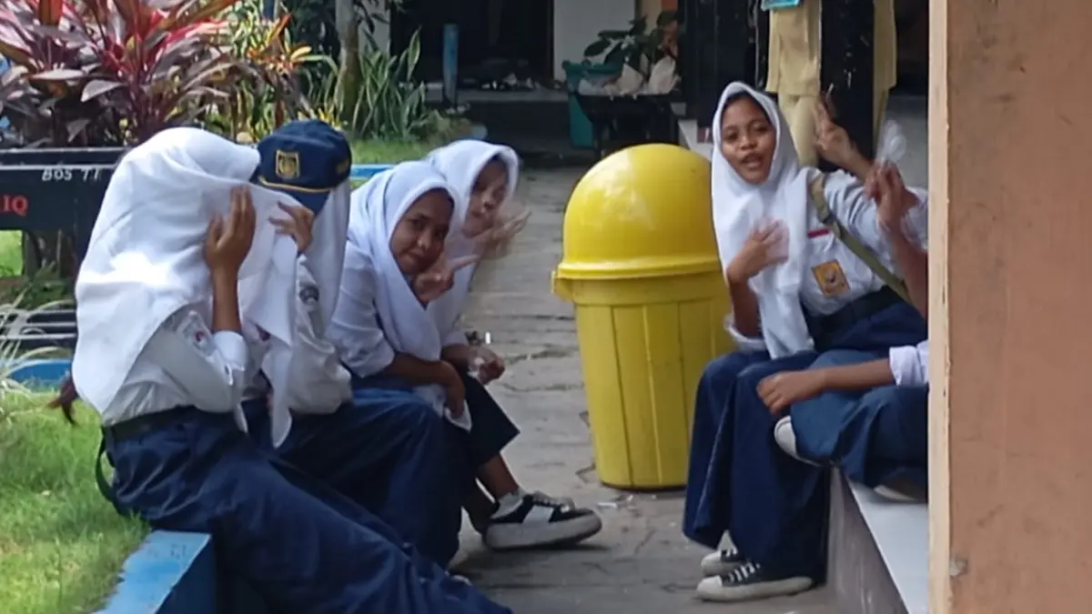 JAM ISTIRAHAT: Sejumlah siswa SMPN 12 Mataram menunggu paket MBG di teras sekolah setempat, belum lama ini. SPMB 2026, SMPN 12 Mataram tambah kuota siswa baru jadi delapan rombel.

