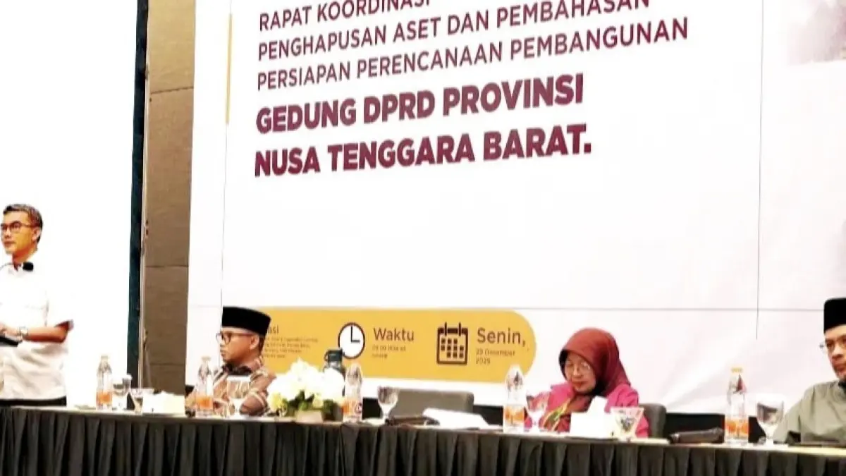 Kepala Balai Penataan Bangunan, Prasarana, dan Kawasan NTB Dades Prinandes (berdiri) saat menggelar rapat koordinasi rencana pembangunan kantor dewan yang dihadiri Ketua DPRD NTB Baiq Isvie Rupaeda dan pimpinan DPRD lainnya beberapa waktu lalu.