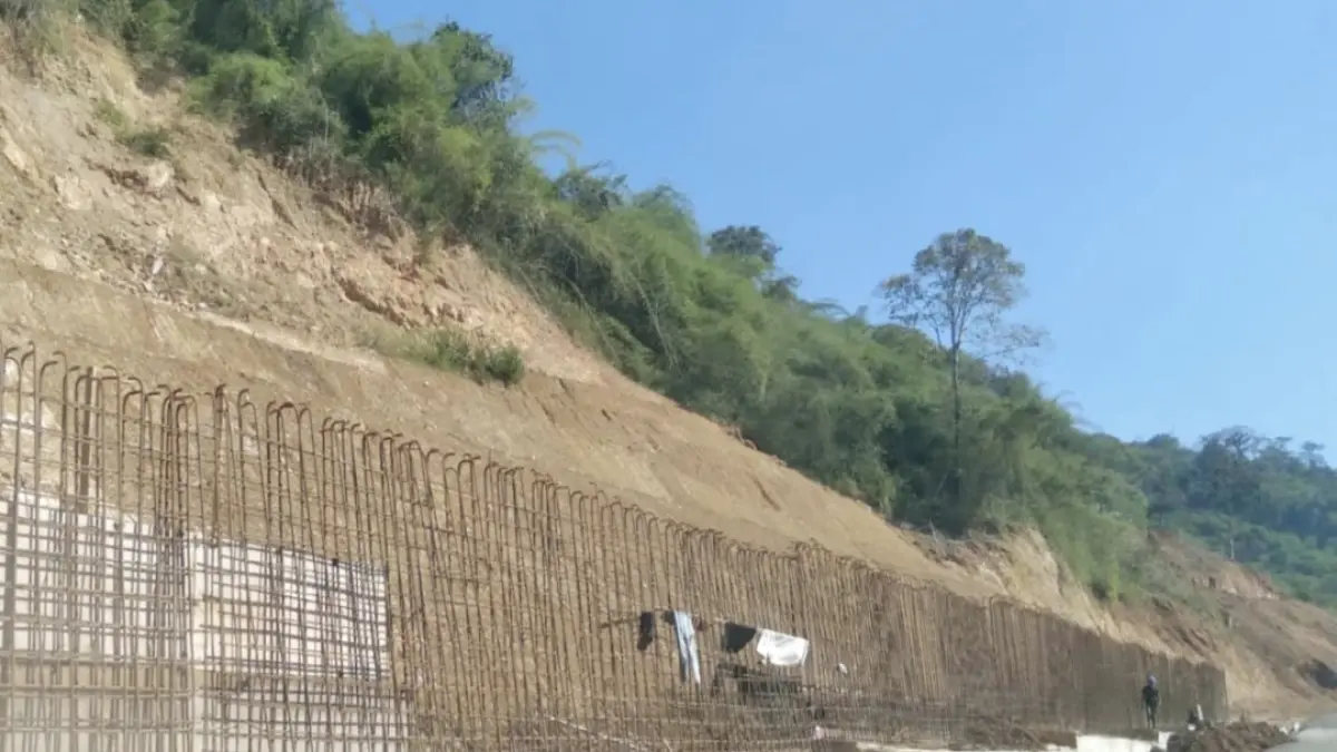 Kondisi proyek pembangunan long segment jalan provinsi Lunyuk-Lenangguar, Kabupaten Sumbawa, yang belum tuntas sampai sekarang.