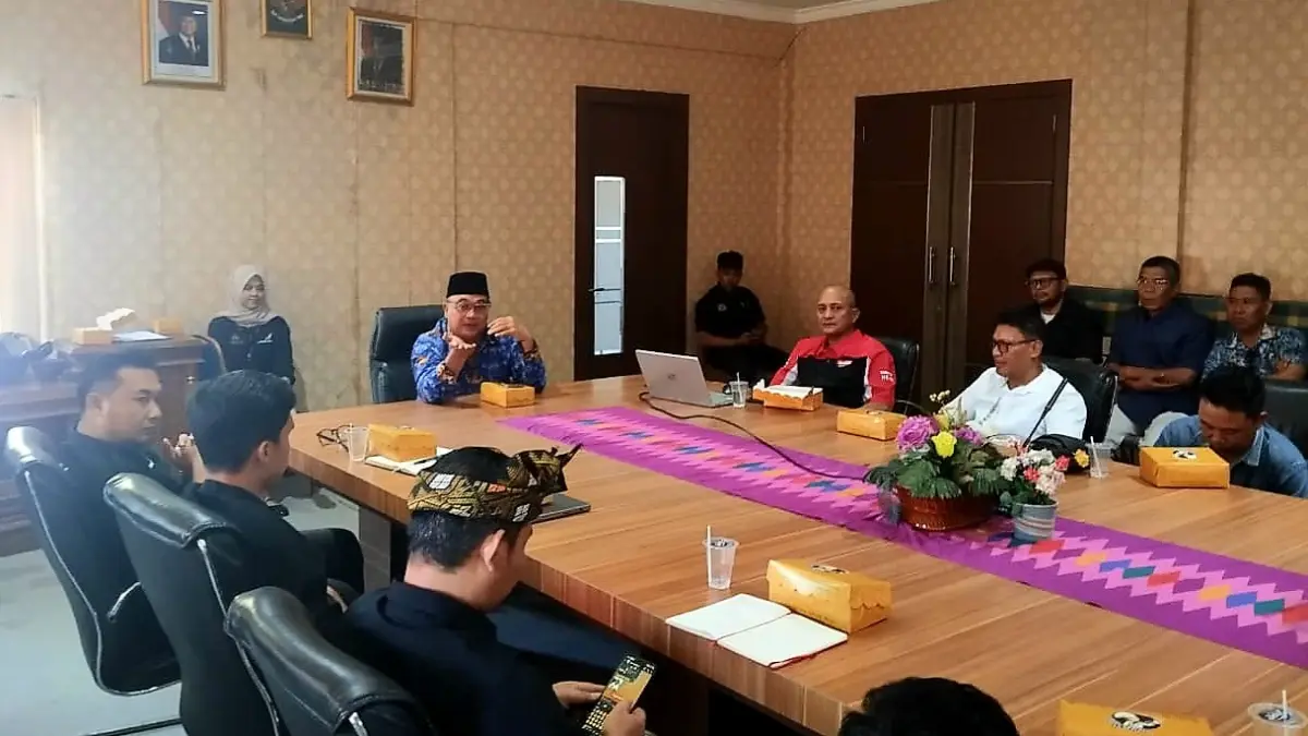 MATANGKAN PERSIAPAN: Pengurus DPD ASTIND9 saat menggelar rapat koordinasi dengan pihak Disparekrafpora Lobar, Rabu (17/6).

&nbsp;