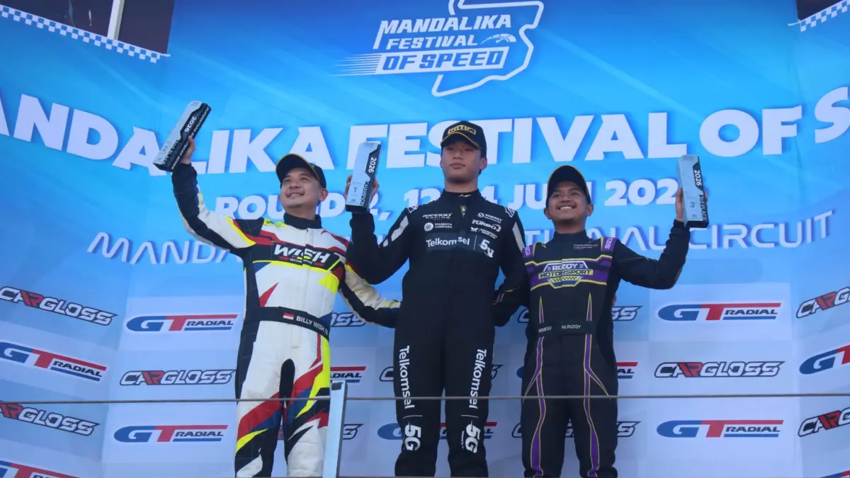Nadeem Zimraan Rustombi (tengah) rajai Race 2 Superstar Sportcar Series pada ajang Mandalika Festival of Speed (MFoS) Round 2 di Sirkuit Internasional Mandalika, Loteng, Minggu (14/6). (Dewi/Lombok Post) 