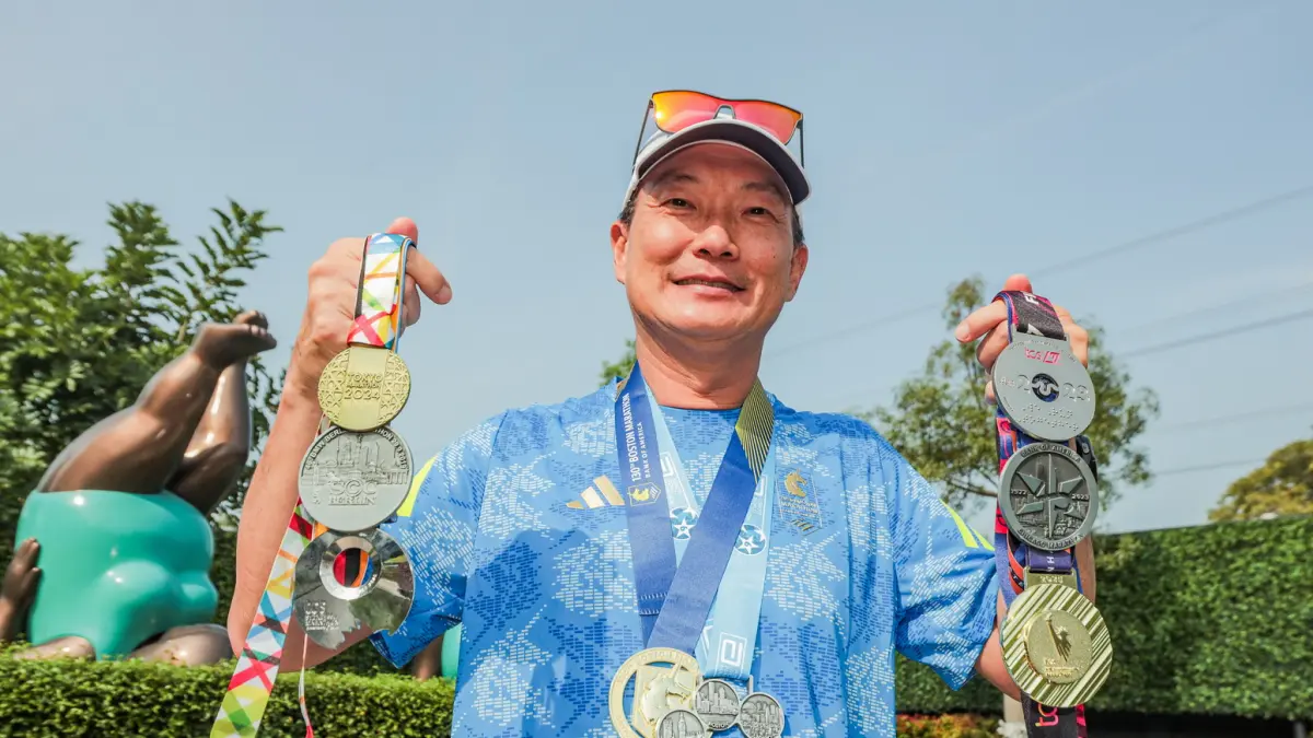 PENCAPAIAN: Aris Djanardono menunjukkan keenam medali World Major Marathon miliknya di kawasan CitraLand,&nbsp;Surabaya, Sabtu (6/6). (Riana Setiawan/Jawa Pos)