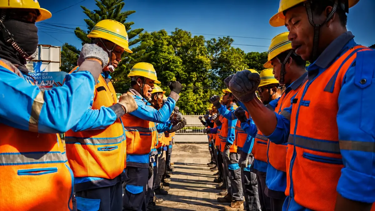 Personel operasional PLN UP3 Selaparang mengikuti safety briefing untuk memperkuat penerapan budaya K3 di seluruh lini operasional. 