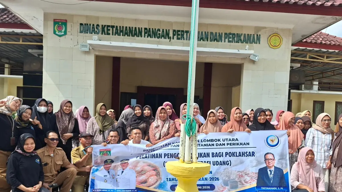 PRODUKTIF: Para peserta pelatihan pembuatan terasi udang foto bersama dengan pemateri dan pejabat dari DKP3 KLU.
