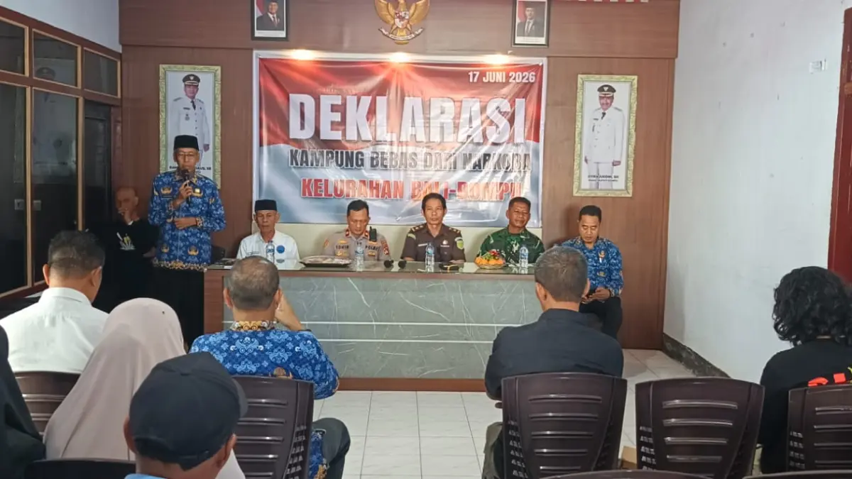 Satresnarkoba Polres Dompu mendeklarasikan Kelurahan Bali sebagai kampung bebas narkoba di kantor Kelurahan Bali, Rabu (17/6).
