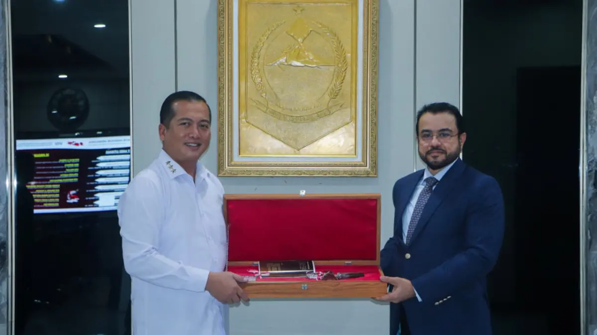 SIAP JALIN KERJA SAMA: Duta Besar Oman untuk Indonesia, Mohamed Ahmed Salim (kanan) bersama Gubernur Lalu Muhamad Iqbal usai bertemu membahas berbagai peluang investasi unggulan di sektor energi terbarukan dan pariwisata. (Dok Pemprov NTB)