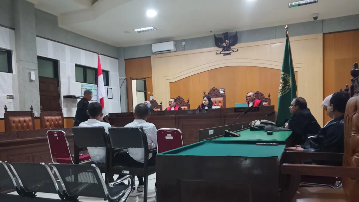SIDANG REPLIK: Para terdakwa korupsi pengadaan mebeler pada Dikbud NTB I Ketut Suwardana dan Muhammad Jakaria mendengarkan pembacaan tanggapan jaksa atas perlawanan penasihat hukumnya di Pengadilan Tipikor Mataram, Rabu (17/6). (Harli/LombokPost)