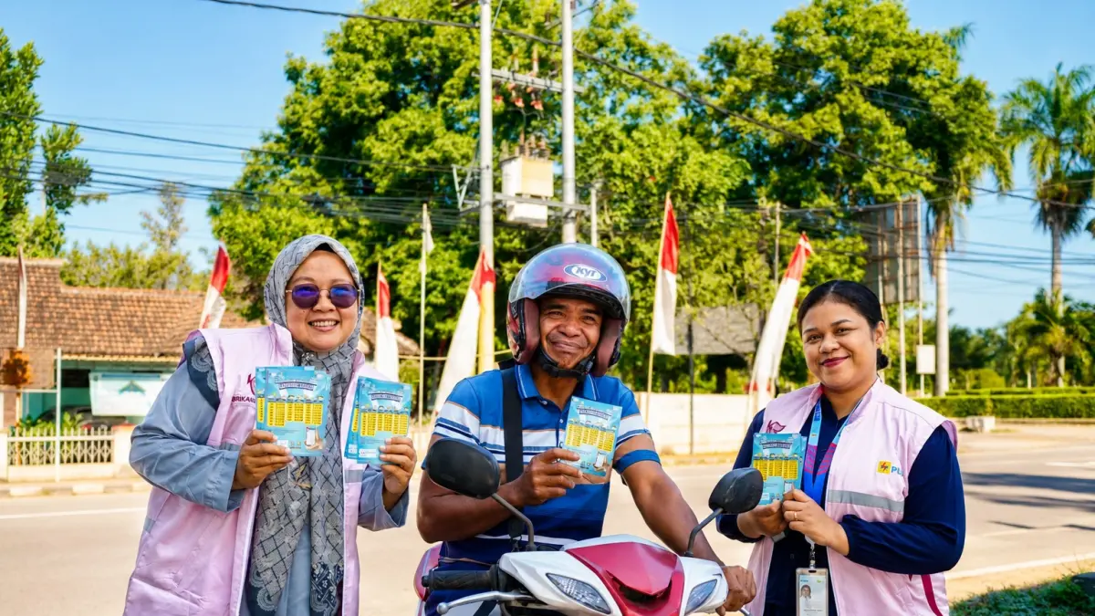 Srikandi PLN UP3 Selaparang mensosialisasikan penggunaan aplikasi PLN Mobile kepada masyarakat di wilayah Lombok Timur.