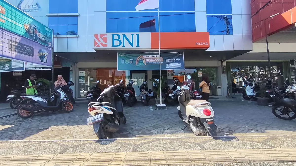 Tampak suasana parkir kendaraan di area pertokoan dan perbankan di Kota Praya, Loteng, Rabu (17/6). Perolehan pajak parkir dan retribusi parkir kini menjadi sorotan Kejari Loteng. (Dewi/Lombok Post) 
