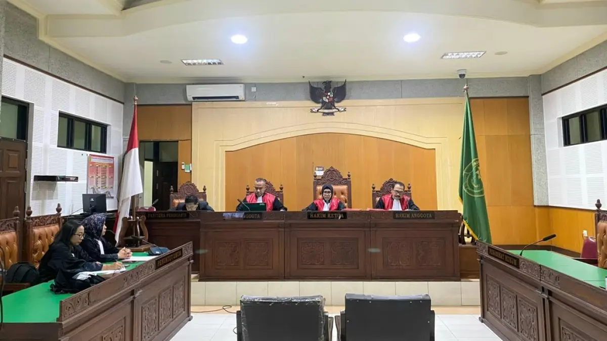 TETAP DIPUTUS: Sidang putusan in absentia perkara korupsi dana KUR BRI Unit Kebon Roek dengan terdakwa Ida Ayu Wayan Kartika digelar di Pengadilan Tipikor Mataram, beberapa waktu lalu. (DOK LOMBOK POST)

