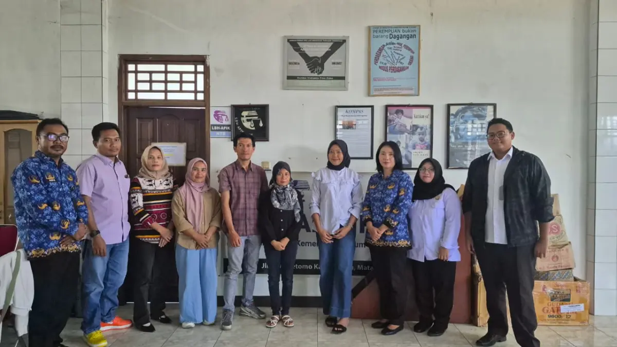 Tim BSK Kanwil Kemenkum NTB berdiskusi dengan LBH APIK NTB untuk mengkaji efektivitas standar layanan bantuan hukum bagi masyarakat.