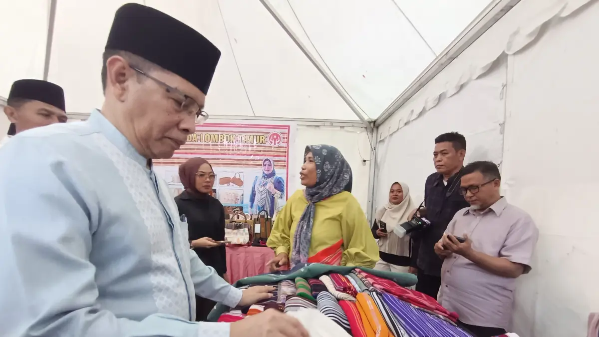 UMKM: Puluhan Stand UMKM yang berjejer di dekat panggung utama Festival Muharam yang diselenggarakan di Gelanggang Olahraga Lalu Muhsinin Selong.