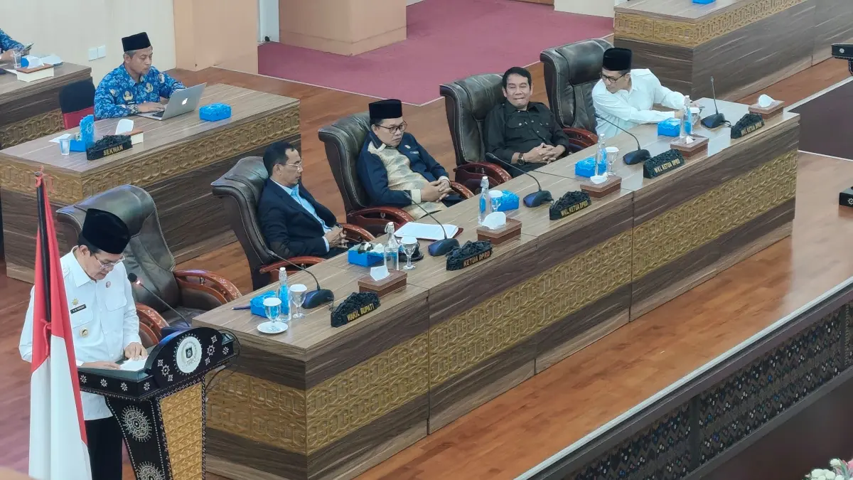 Wakil Bupati Loteng M Nursiah (podium) membacakan jawaban kepala daerah terhadap pandangan umum fraksi-fraksi DPRD Loteng tentang LPJ APBD Loteng 2025, Rabu (17/6). (Dewi/Lombok Post) 
