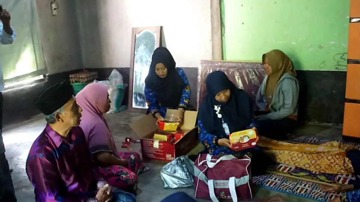  PEDULI LANSIA: Wakil Bupati Lombok Barat Hj. Nurul Adha didampingi Kepala Dinsos PPPA Lombok Barat Arief Suryawirawan dan perangkat desa menyerahkan bantuan kepada Masitah (70), lansia sebatang kara di Dusun Dasan Tebu, Desa Ombe Baru, Kecamatan Kediri, Rabu (17/6). 