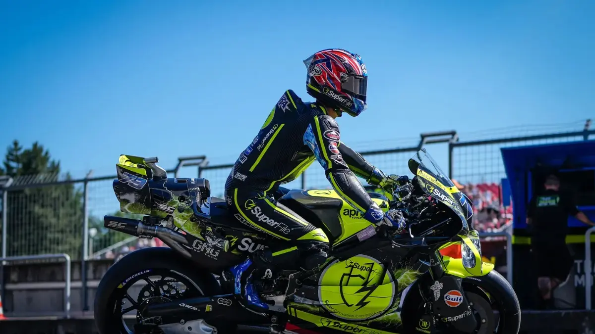Ai Ogura memecahkan rekor lap Brno dan memimpin Practice MotoGP Ceko. Marc Marquez bangkit usai terjatuh dan tetap lolos ke Q2. (motogp.com)