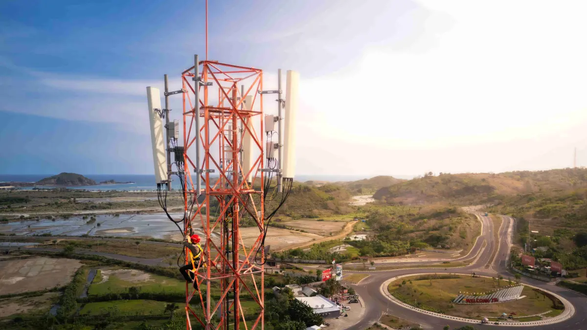 ATASI BLANK SPOT: Infrastruktur telekomunikasi di NTB terus diperkuat untuk mengurangi wilayah blank spot dan sinyal lemah yang masih terhambat akses internet. (IVAN/LOMBOK POST)