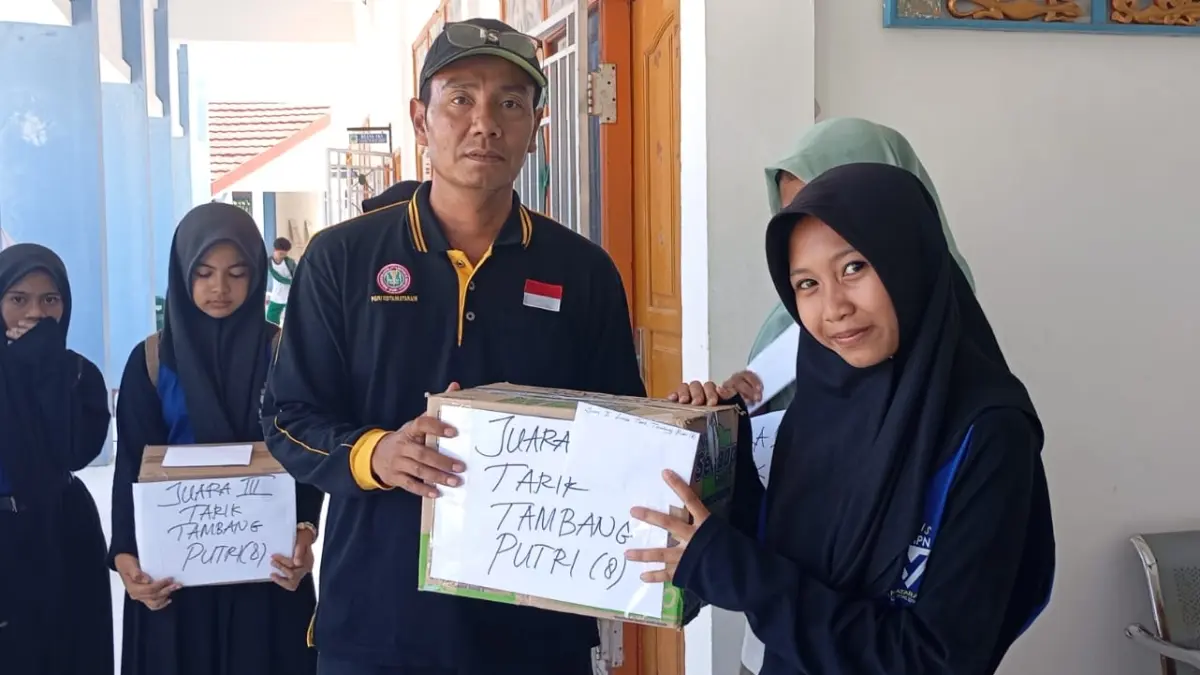 BAGI HADIAH: Waka Humas SMPN 17 Mataram Saipudin Zohri memberikan hadiah bagi pemenang lomba pada kegiatan class meeting di sekolah setempat, Kamis (18/6).