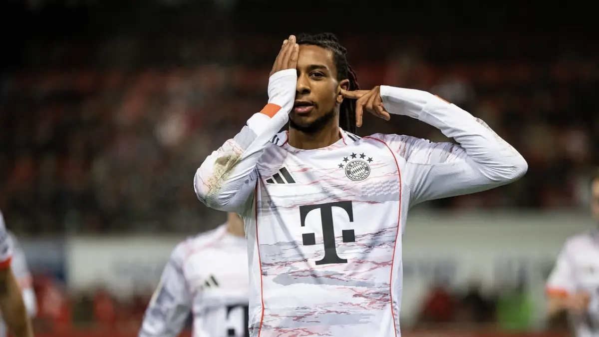 Bintang Bayern Munchen Michael Olise bikin geger usai mengarsipkan semua foto klub di Instagram pribadinya. Sinyal gabung Real Madrid?