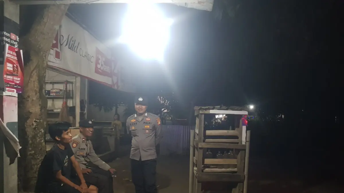 EDUKASI: Polisi berdialog, sekaligus menyampaikan pesan-pesan kamtibmas kepada masyarakat.