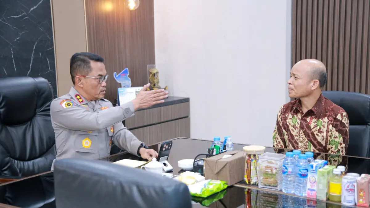 General Manager PT PLN (Persero) UIP Nusra RDW. Manurung (kanan) berbincang dengan Kapolda NTB Irjen Pol. Kalingga Rendra Raharja, dalam audiensi di ruang kerja kapolda NTB, Kamis (18/6).