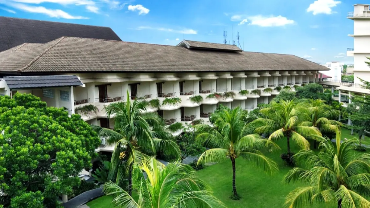 Hotel Lombok Raya penginapan tengah kota yang menawarkan perpaduan sempurna antara kenyamanan modern dan sentuhan suasana Resort yang khas.&nbsp;