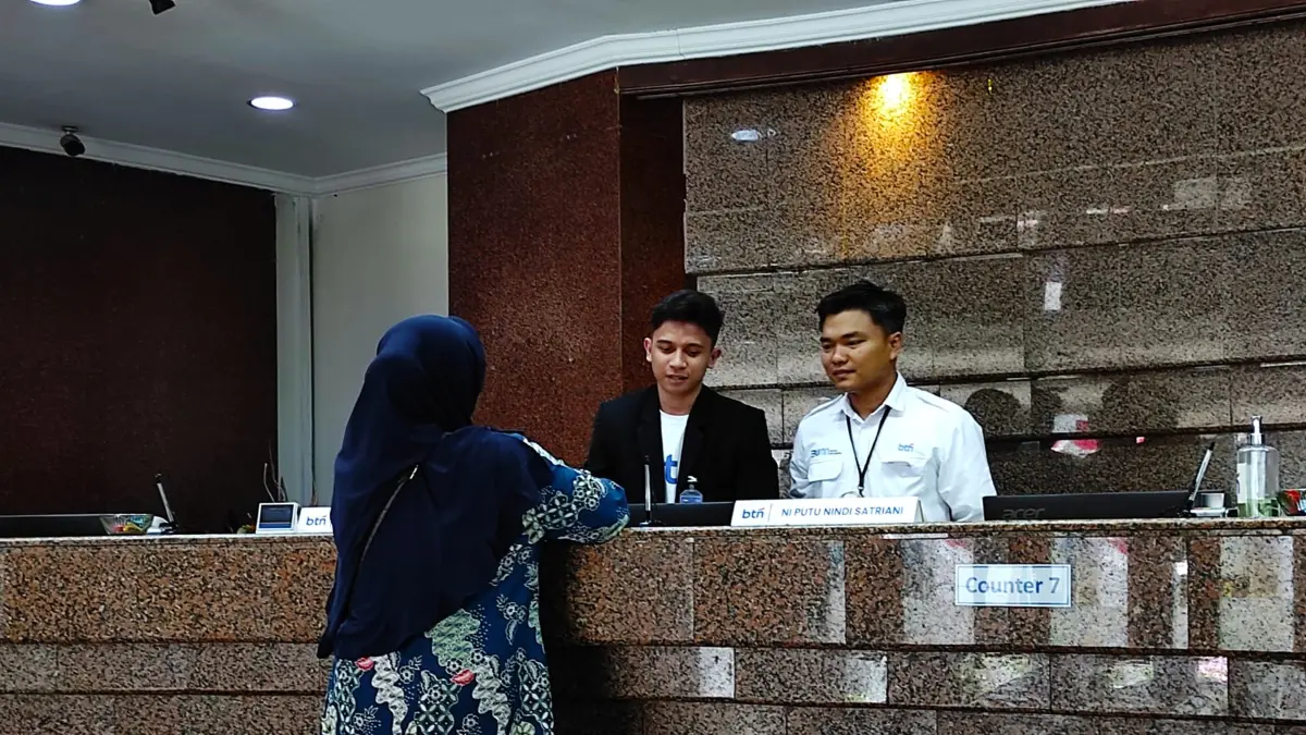 ILUSTRASI: Nasabah yang tengah menabung di salah satu bank umum di Mataram, beberapa waktu lalu. Selama kuartal I 2026, nominal simpanan Bank Umum di NTB mencatatkan pertumbuhan yang melambat. (FERIAL/LOMBOK POST)