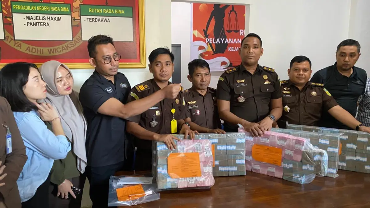 Inilah barang bukti uang Rp 2,8 miliar yang dilimpahkan Polda NTB ke Kejari Bima, Kamis (18/6).