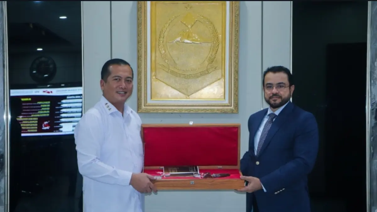 INVESTASI: Gubernur NTB Lalu Muhamad Iqbal saat pertemuan dengan Duta Besar Oman untuk Indonesia Mohamed Ahmed Salim di Ruang Kerja Gubernur NTB, Kamis (18/6). (DISKOMINFOTIK NTB / LOMBOK POST)