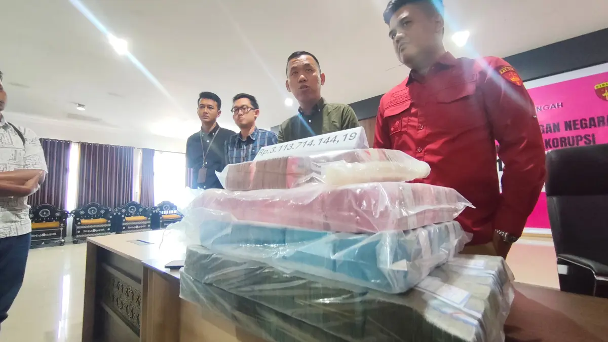 Jajaran Kejari Lombok Tengah menunjukkan uang miliaran rupiah dari hasil lelang aset milik terpidana kasus korupsi proyek BIL Nyoman Suwarjana di kantor setempat, Rabu (17/6) lalu. (Dewi/Lombok Post) 