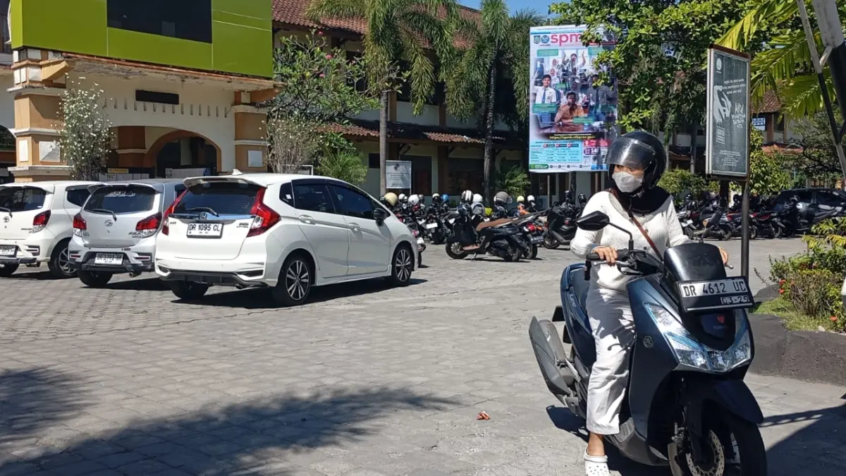 JALUR PRESTASI: Seorang calon siswa saat keluar SMAN 2 Mataram pada pembukaan daftar ulang jalur prestasi di sekolah setempat, Kamis (18/6).