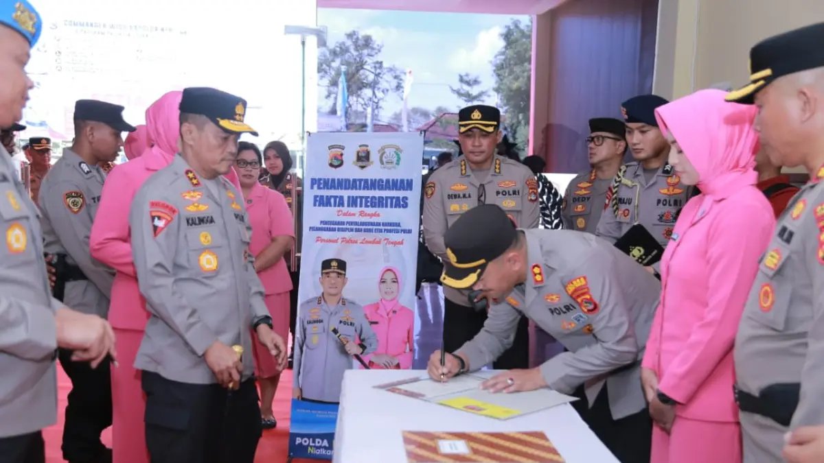 Kapolda NTB Irjen Pol. Kalingga Rendra Raharja menyaksikan penandatanganan pakta integritas di Polres Lombok Tengah.