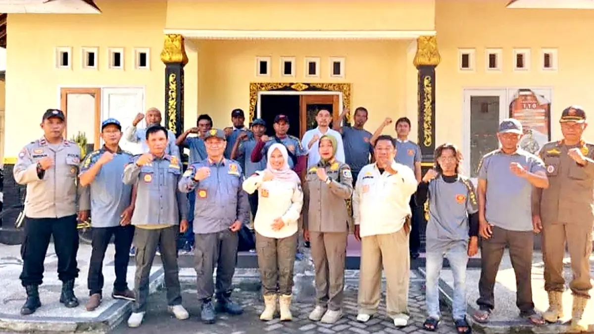 Kasat Pol PP NTB Dra. Nunung Triningsih, M.M., menghadiri kegiatan Sambang Linmas yang berlangsung di Kantor Desa Taman Ayu, Kecamatan Gerung, Kabupaten Lombok Barat, Kamis (18/6/2026).