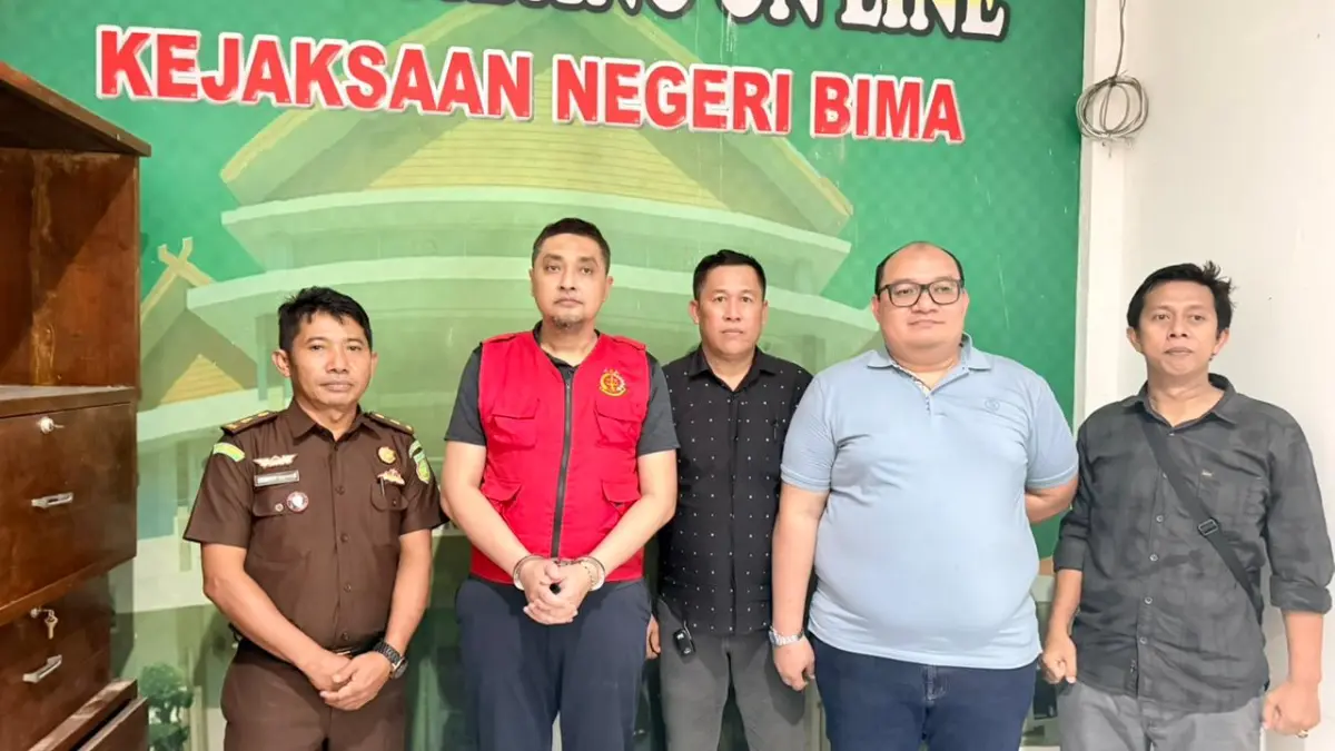 Kejari Bima menerima pelimpahan tersangka AKBP Didik Putra Kuncoro dari Polda NTB, Kamis (18/6).
