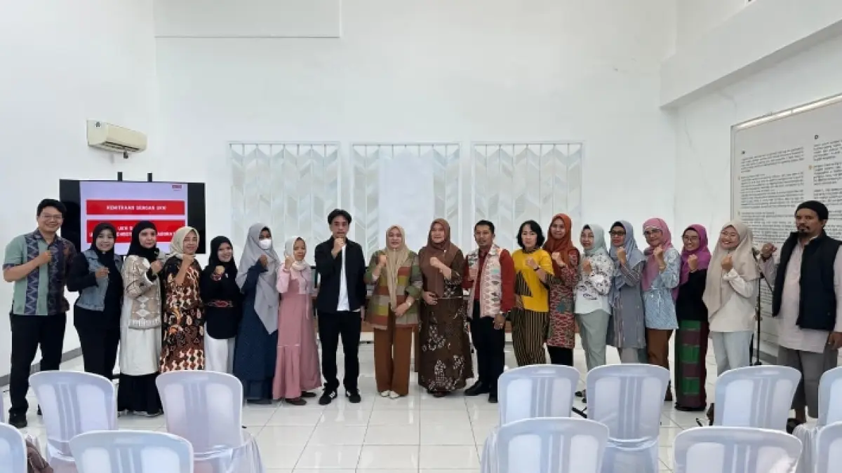 KERJA SAMA: Perwakilan Dinas Perindustrian dan Perdagangan NTB, Dekranasda NTB, dan UNIQLO Indonesia saat pertemuan di Mataram, Kamis (18/6). (DISKOMINFOTIK NTB/LOMBOK POST)
