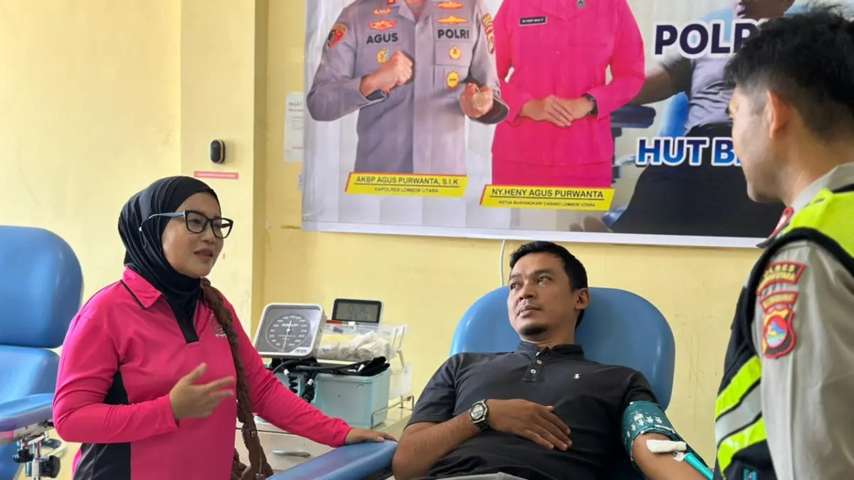 Ketua Bhayangkari Cabang Lombok Utara Heny Agus Purwanta (kiri) memantau kegiatan donor darah menyambut HUT Bhayangkara ke-80.