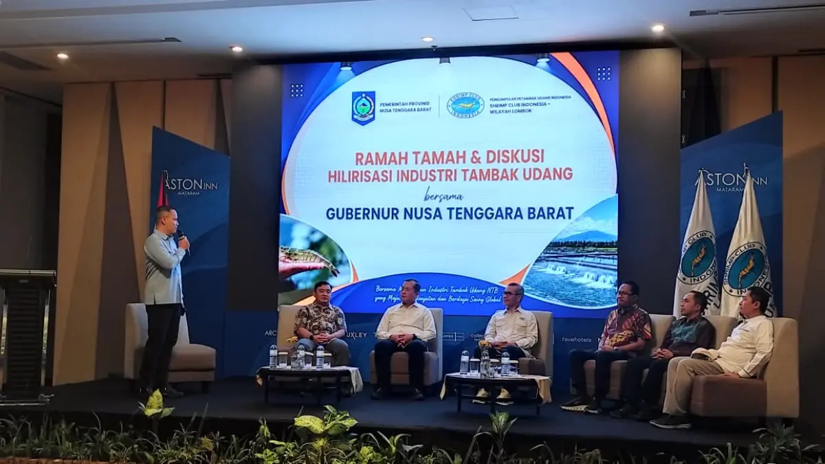 KOLABORASI: Gubernur NTB Lalu Muhammad Iqbal (dua dari kiri) bersama pengurus dan anggota Shrimp Club Indonesia (SCI) dalam acara diskusi hilirisasi industri tambak udang di Hotel Aston Inn Mataram, Jumat (19/6). 