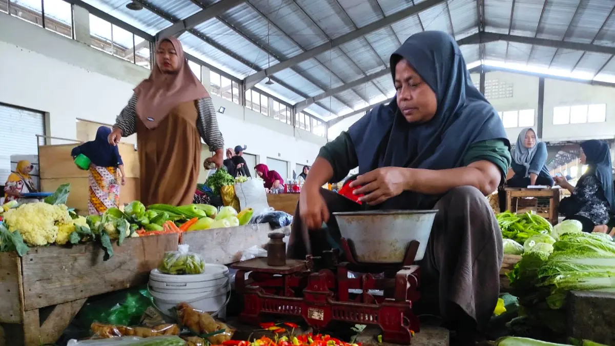 KOMODITAS PANGAN: Salah satu pedagang di Pasar Mandalika, Mataram. BI NTB lakukan pemantauan ketat aktivitas harga pangan daerah usai kenaikan harga BBM non-subsidi. (FERIAL/LOMBOK POST)
