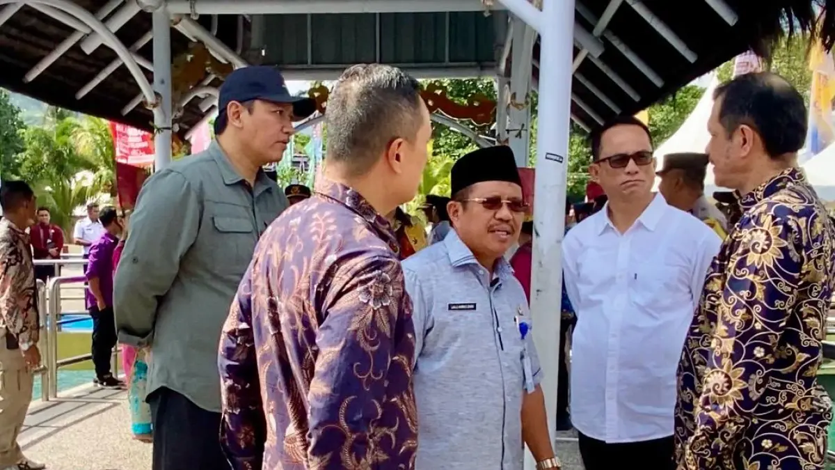 KOORDINASI: Bupati Lombok Barat Lalu Ahmad Zaini saat diskusi dengan anggota DPRD NTB Hasbullah Muis saat peresmian E-ticketing Pelabuhan Senggigi. (Toni/Lombok Post)