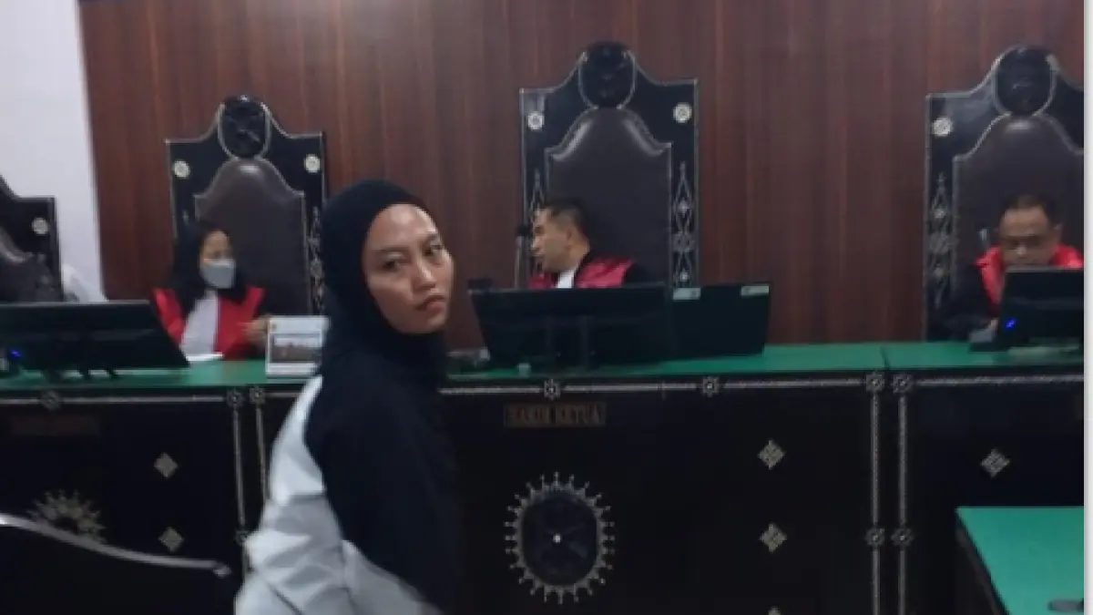 Majelis Hakim Pengadilan Negeri Mataram memvonis Rizka Sintiyani 10 tahun penjara dalam kasus pembunuhan suaminya, Brigadir Esco Faska Rely. (Harli/Lombok Post)