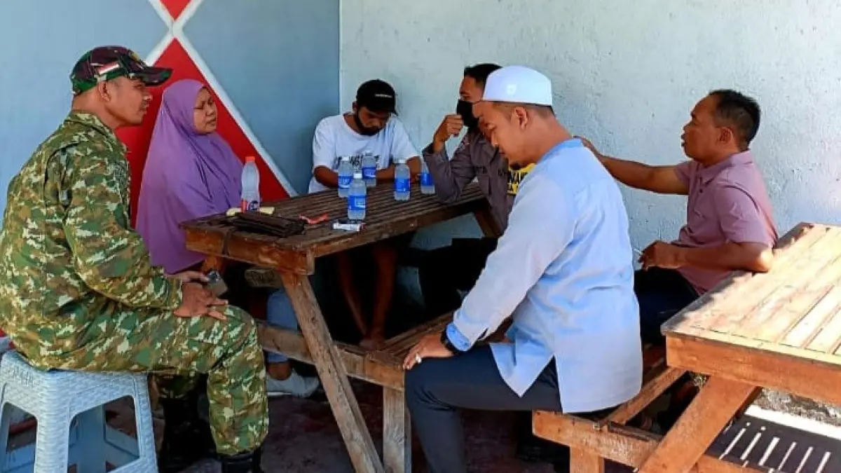 MEDIASI WARGA: Kepala Desa Kekeri Sulthan (pakai peci putih) saat berdialog dengan warga terkait kelangkaan gas LPG Subsidi.