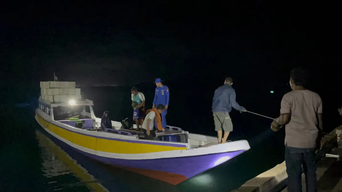 Nelayan Bima diselamatkan Satpolairud Polres Bima setelah perahu mereka kandas, Jumat dini hari (19/6).