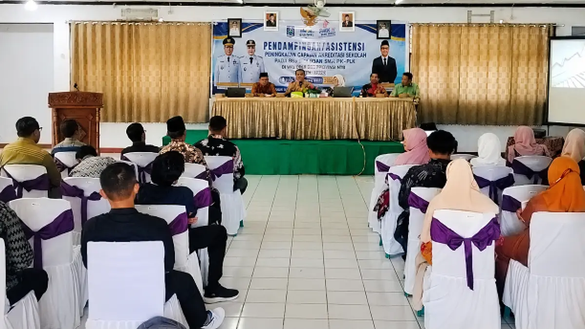 PENDAMPINGAN: Kabid Pembinaan SMK-PKLK Dikpora NTB Hasbi (pegang mik/depan) pada pendampingan dan asistensi peningkatan capaian akreditasi SMK/SLB di di SMKN 3 Kota Bima, Kamis (18/6)