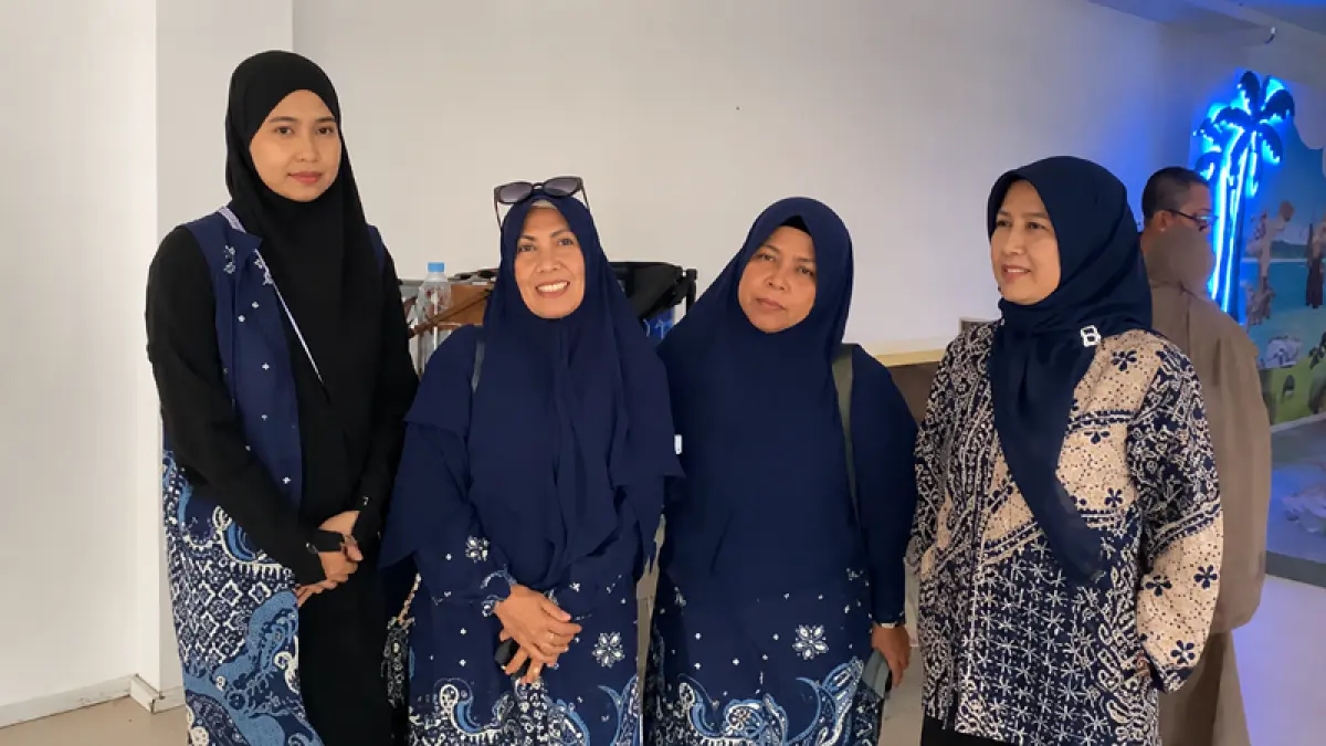 PENGALAMAN ISTIMEWA: Tiga alumni jamaah Haji Khusus Muhsinin Tour and Travel tahun 2026 bersama Komisaris Utama Muhsinin Hj Fatma Sudir Ali (paling kanan).  