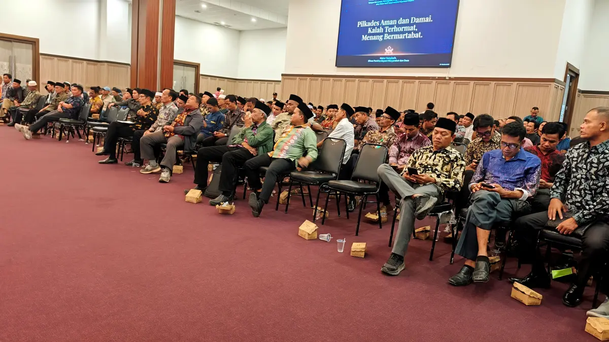 Ratusan kepala desa mengikuti sosialisasi tahapan Pilkades 2026 di kantor bupati, Kamis (18/6). (Dewi/LombokPost) 