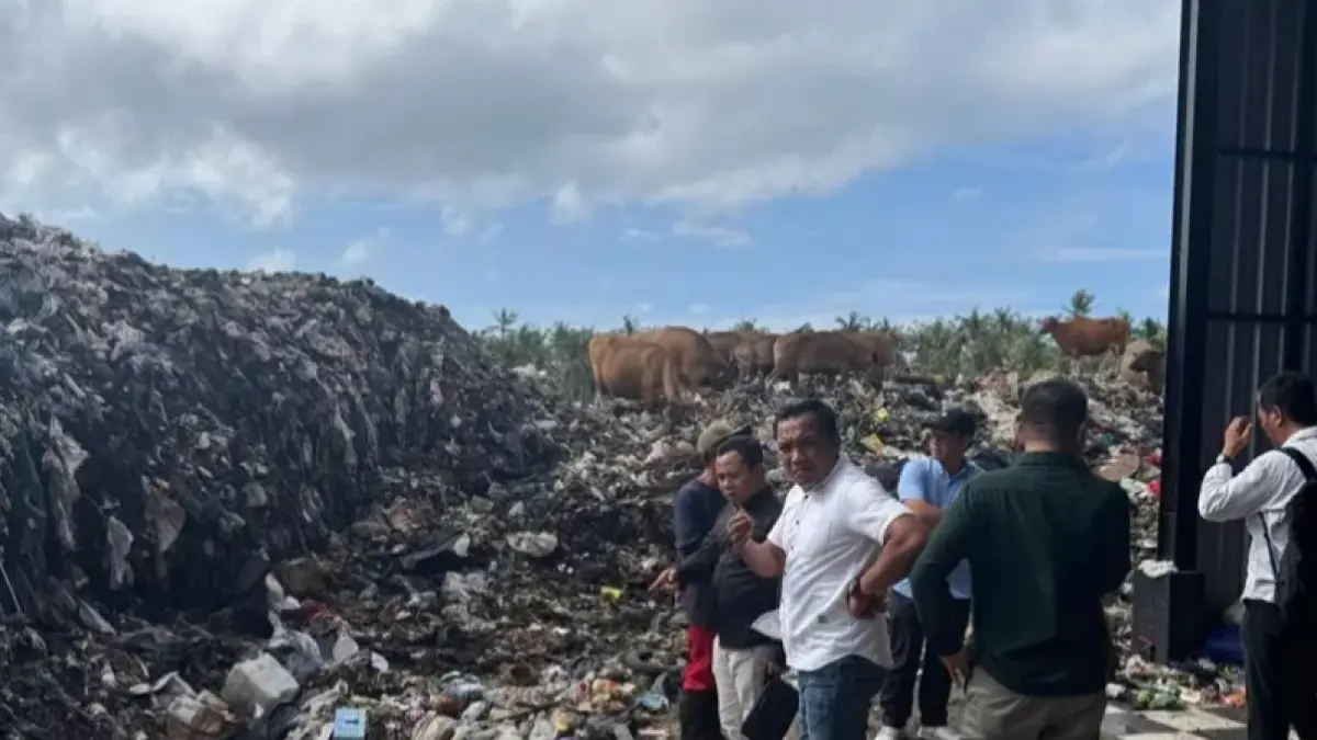 SAMPAH MENINGKAT: Komisi II DPRD Lombok Utara turun melihat kondisi TPST Gili Trawangan, beberapa waktu lalu.