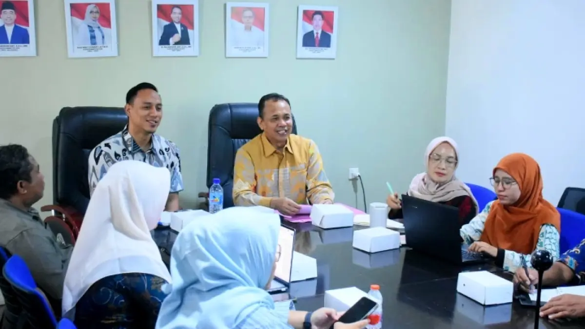SDI: Kepala Dinas Kominfotik NTB Ahsanul Khalik saat memimpin sosialisasi evaluasi penyelenggaraan SDI di kantor Dinas Kominfotik Provinsi NTB, Kamis (18/6). (DISKOMINFOTIK NTB / LOMBOK POST)&nbsp;