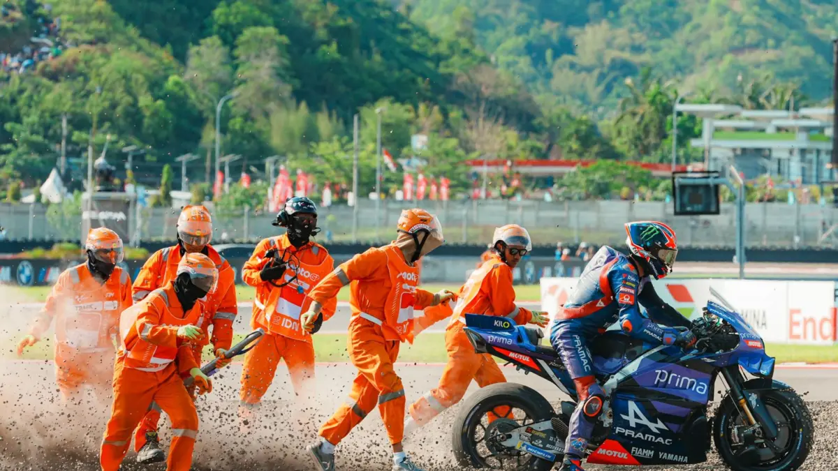 Sejumlah marshal sedang mendorong motor milik pembalap Jack Miller yang mengalami crash saat ajang MotoGP Indonesia 2025 lalu di Sirkuit Internasional Mandalika. 