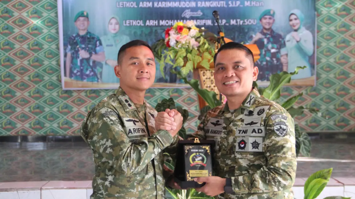 Tongkat komando resmi berganti, Letkol Arh Mohamad Arifin (kiri) jabat Dandim 1620/Loteng menggantikan Letkol Arm Karimmuddin Rangkuti (kanan), Jumat (19/6). 
