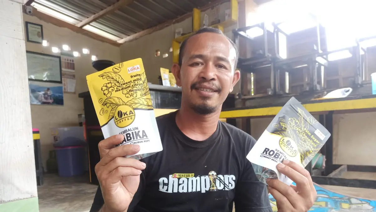 TUNJUKKAN PRODUK: Hajmul Azmi Owner Loka Coffee saat menunjukkan salah satu produk yang cukup laris di pasaran.
